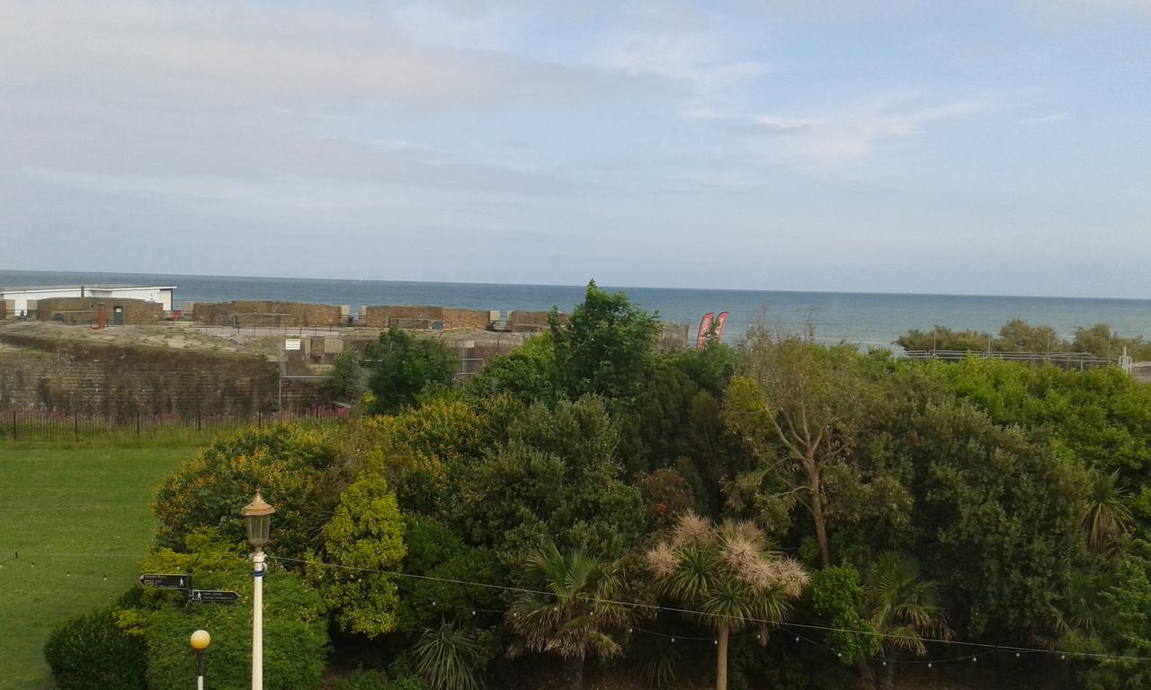 By The Sea Bed And Breakfast Eastbourne Ngoại thất bức ảnh