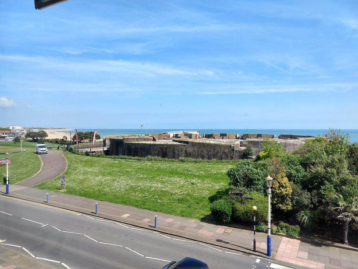 By The Sea Bed And Breakfast Eastbourne Ngoại thất bức ảnh