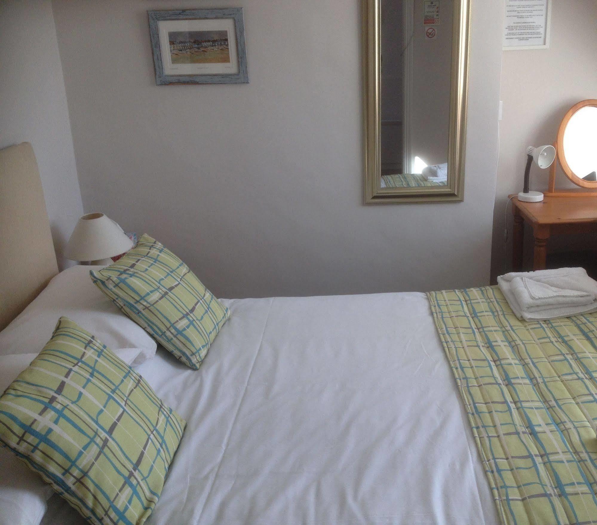 By The Sea Bed And Breakfast Eastbourne Ngoại thất bức ảnh