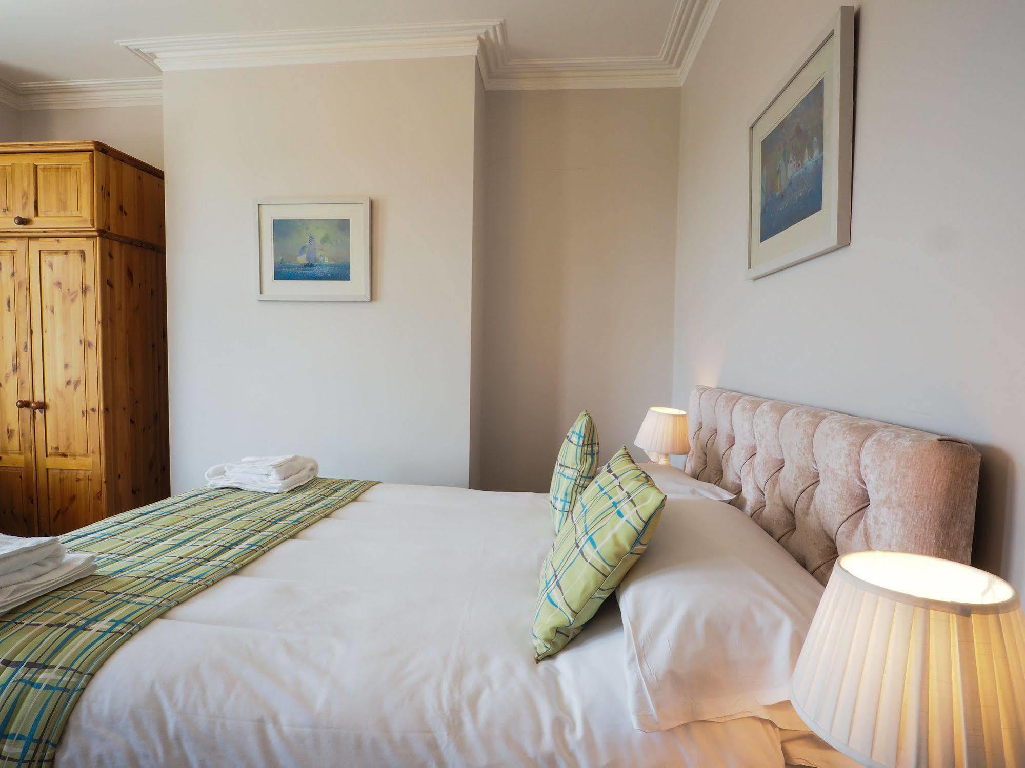 By The Sea Bed And Breakfast Eastbourne Ngoại thất bức ảnh