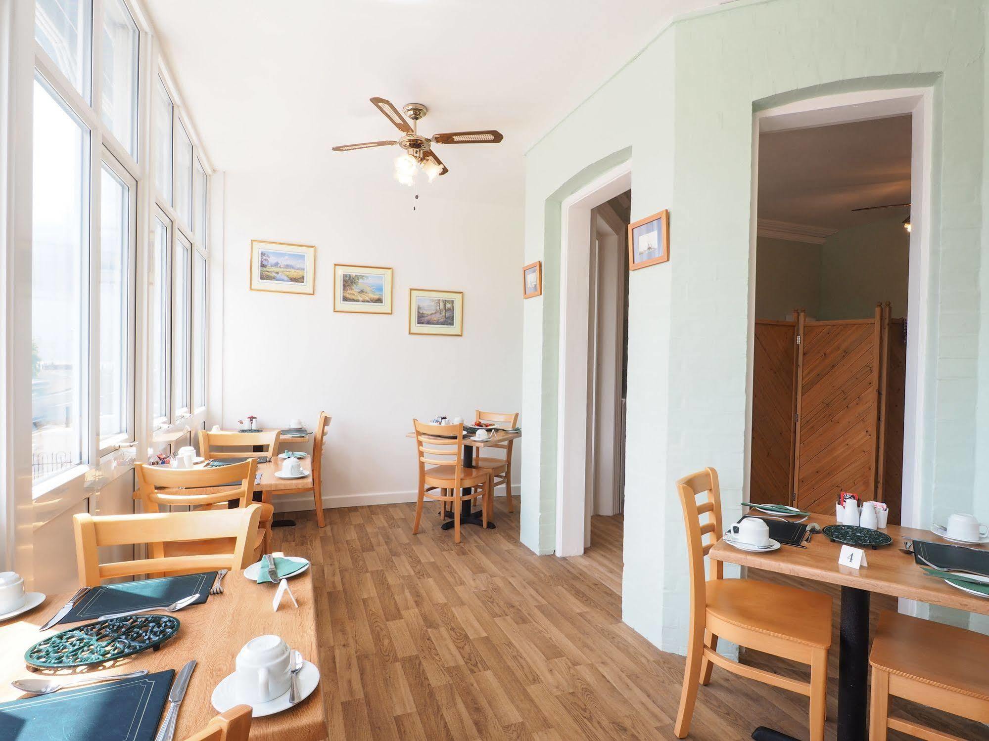 By The Sea Bed And Breakfast Eastbourne Ngoại thất bức ảnh