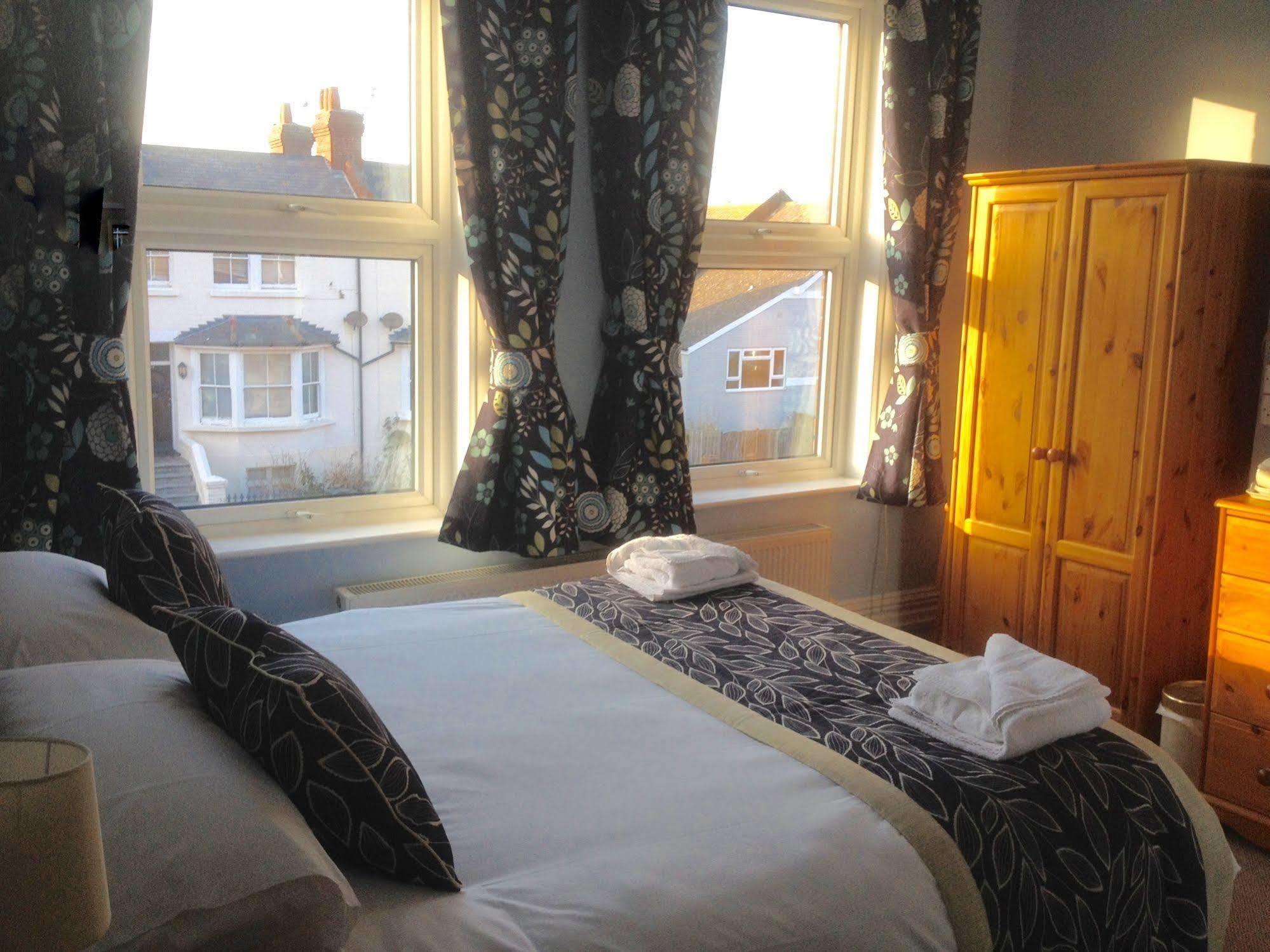 By The Sea Bed And Breakfast Eastbourne Ngoại thất bức ảnh
