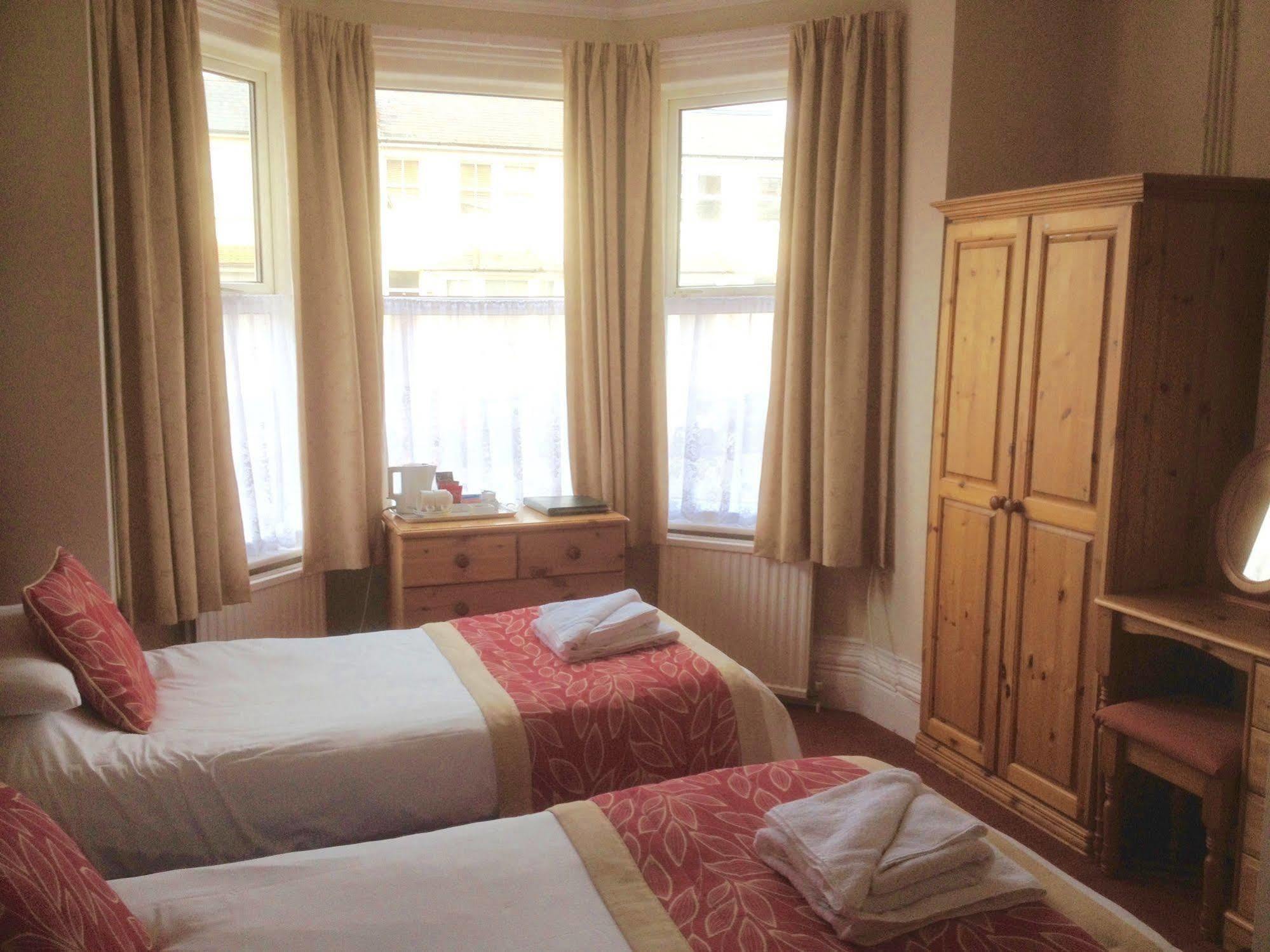 By The Sea Bed And Breakfast Eastbourne Ngoại thất bức ảnh