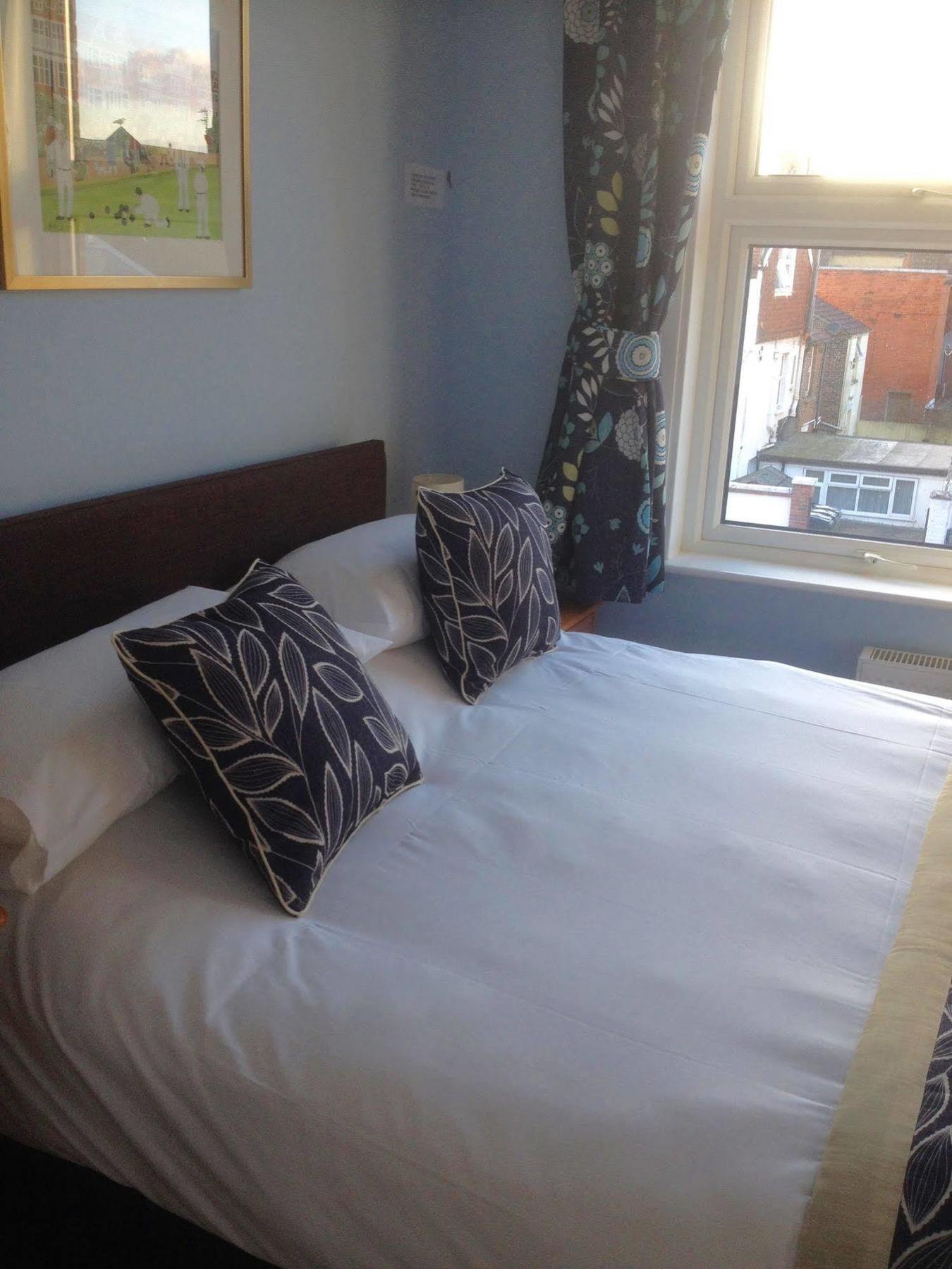 By The Sea Bed And Breakfast Eastbourne Ngoại thất bức ảnh